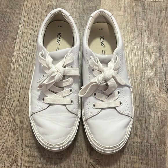 TOMS White Leather Sneaker - Picture 1 of 4